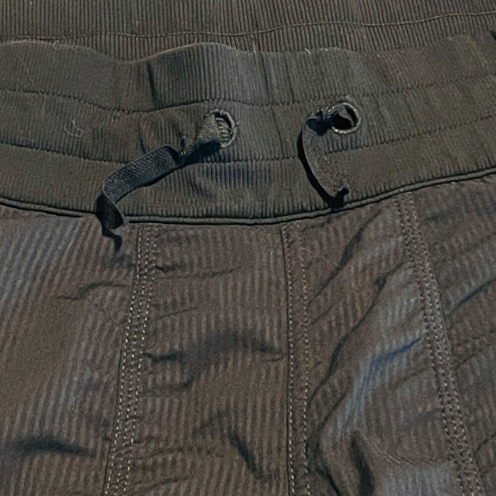 Lululemon Athletica Women's Cropped Pants Size 6 Black Stretch Nylon/Spandex - Picture 5 of 8